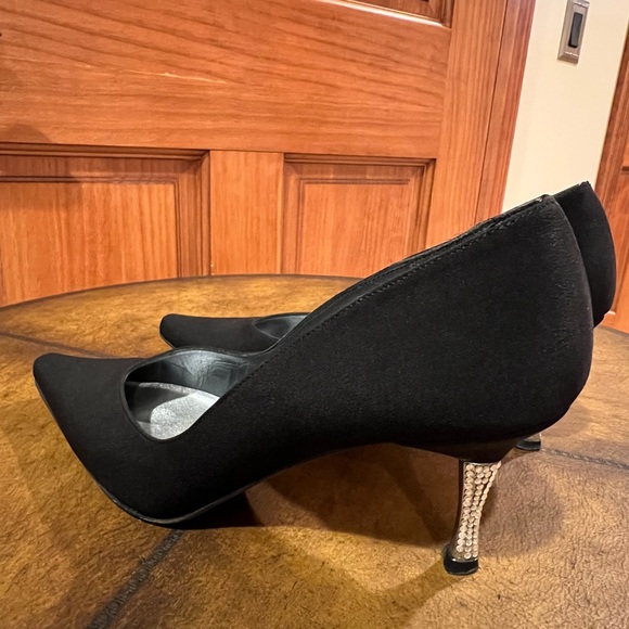 STUART WEITZEMAN KITTEN PUMP SIZE 6½ WITH A 2 ½” HEEL AND RHINESTONE ACCENTS. - Picture 6 of 11